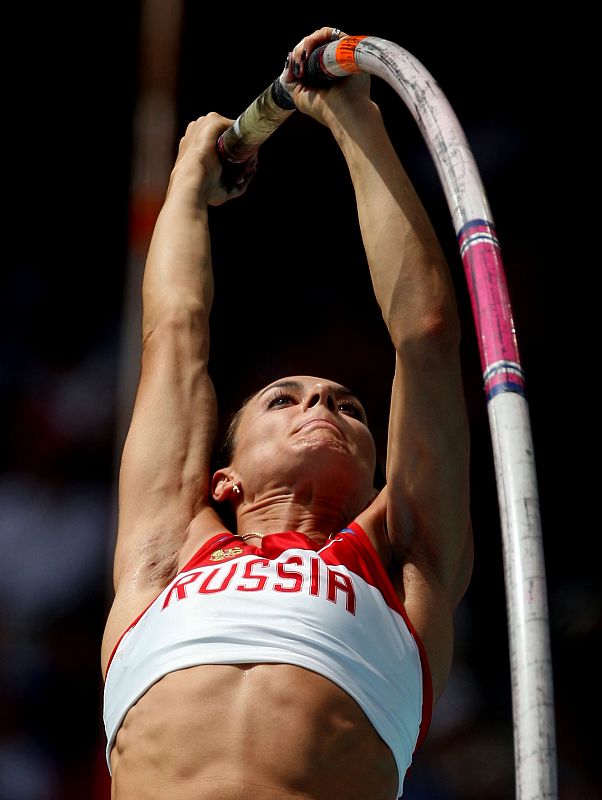 La rusa Yelena Isinbáyeva celebra su clasificación en su ronda correspondiente del salto de pértiga.