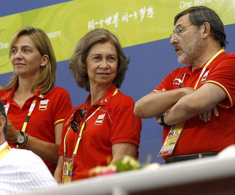 La reina Sofía, acompañada por la infanta Cristina, habla con el secretario de Estado para el Deporte, Jaime Lisawetksi, en un descanso del partido de primera ronda de balonmano que enfrentó a las selecciones de España y Francia.