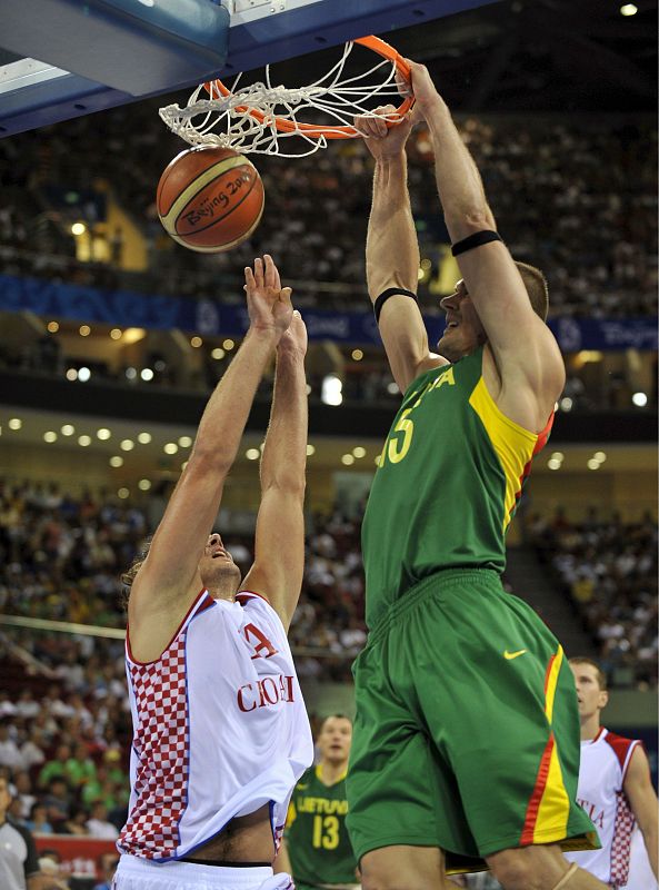 El lituano Robertas Javtokas en acción frente al croata Kresimir Loncar durante la ronda preliminar del baloncesto masculino de los Juegos Olímpicos de Pekín 2008.