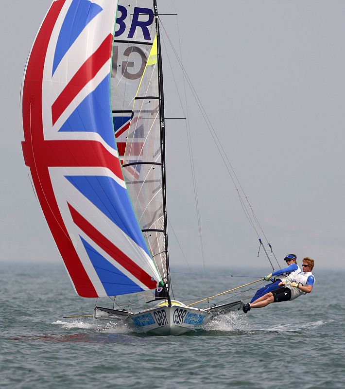 Los regatistas británicos en clase 49er Ben Rhodes y el patrón Stevie Morrison maniobran en la baliza en Qingdao, durante los Juegos Olímpicos.