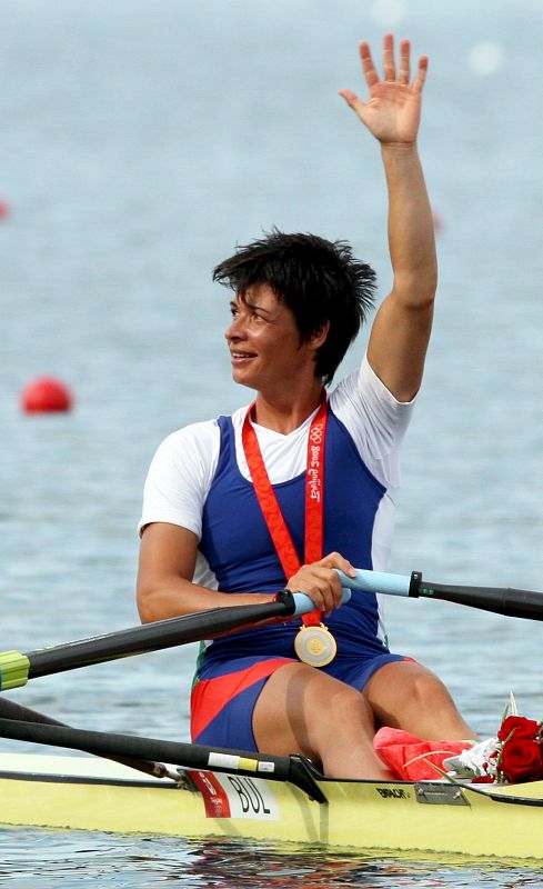 La palista búlgara Neykova Rumyana celebra en su canoa su medalla de oro tras la final del grupo A de la modalidad de scull individual en el canal olímpico de Shunyi en Pekín.