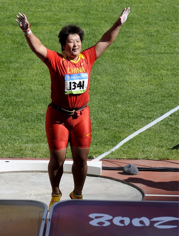 La lanzadora china Li Meiju saluda al público durante su participación en la fase de clasificación de la prueba de lanzamiento de peso femenino.