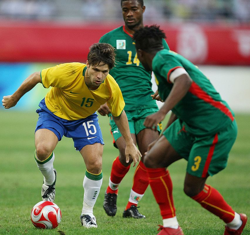 El brasileño Diego disputando el balón al camerunés Antonio Ghomsi durante el partido de fútbol de cuartos de final de los Juegos Olímpicos.