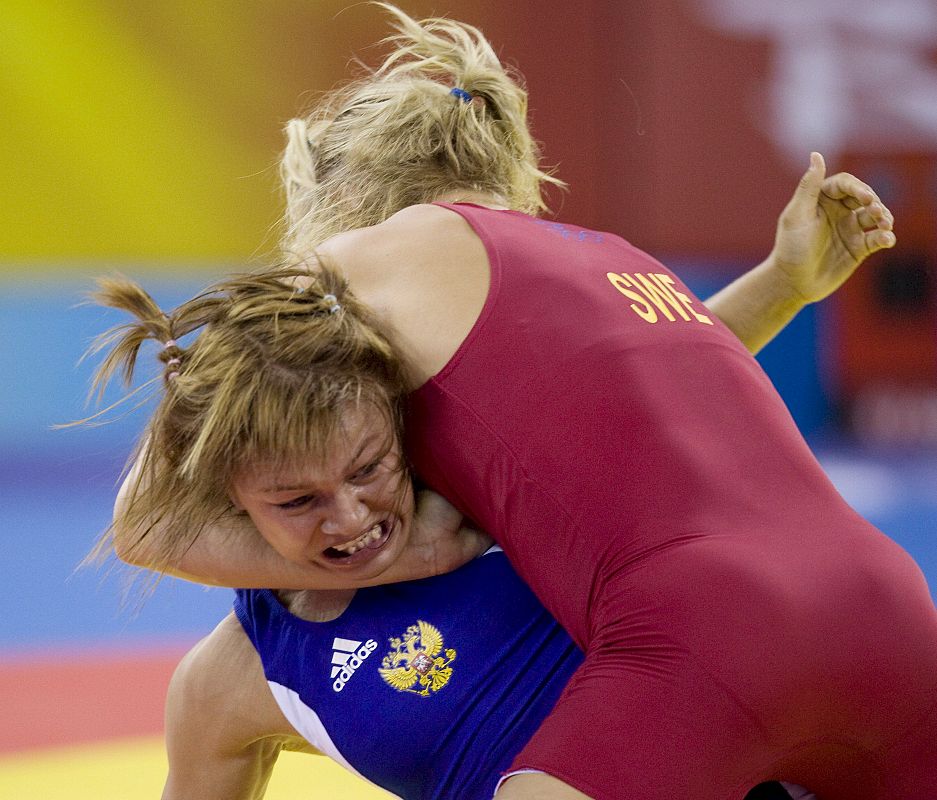 La sueca Ida-Theres Nerell se enfrenta a la rusa Natalia Golts en la segunda manga de repesca en la disciplina olímpica de lucha libre femenina de -55kg disputada en el gimnasio de la Universidad de Agricultura de Pekín.