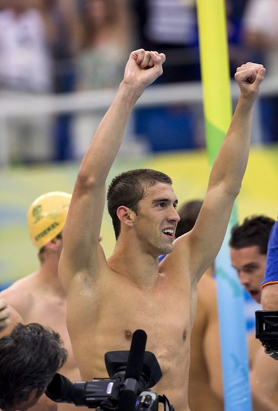 Phelps celebra la victoria en la prueba de relevos 4x100. Phelps ganó su octava medalla de oro en los Juegos Olímpicos de Pekín 2008, tras igualar ayer los siete títulos de su compatriota Mark Spitz en los Juegos de Múnich'72.