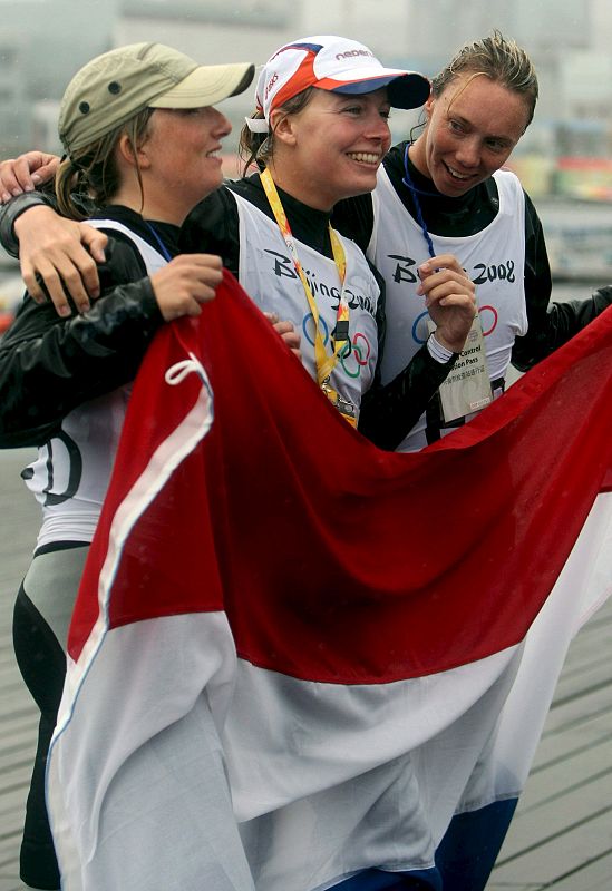 Las holandesas Mandy Mulder, Annemieke Bes y Merel Witteveen celebran la medalla de plata que ganaron en la final femenina de la categoría Yngling femenino en el campo de regatas de Qingdao.