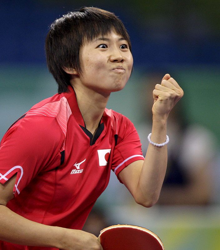 La japonesa Sayaka Hirano celebra un punto ante la surcoreana Kim Kyung Ah durante la lucha por la medalla de bronce en la segunda ronda de tenis de mesa femenino.