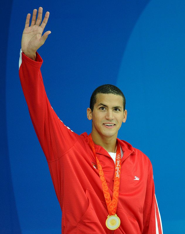 Oussama Mellouli celebra su medalla de oro tras ganar la prueba de 1500 metros estilo libre.