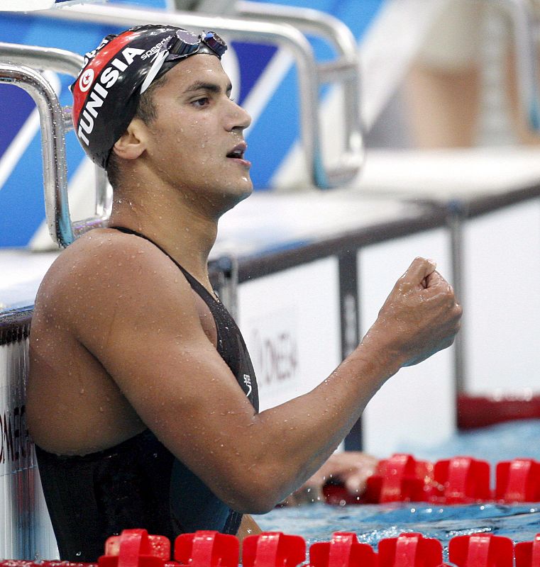 El nadador tunecino Oussama Mellouli celebra en el agua su medalla de oro tras ganar la prueba de 1500 metros estilo libre.