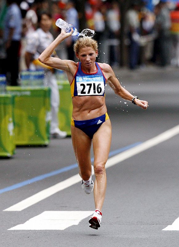 La atleta rumana Constantina Tomescu, en acción para ganar el oro en la maratón femenina en los Juegos Olímpicos de Pekín 2008.