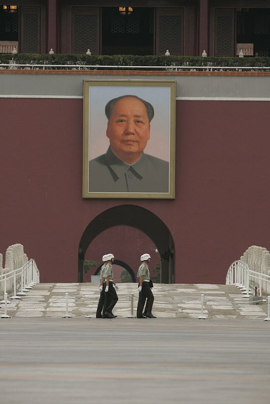 Unos soldados hacen guardia en la entrada de la Ciudad Prohibida.