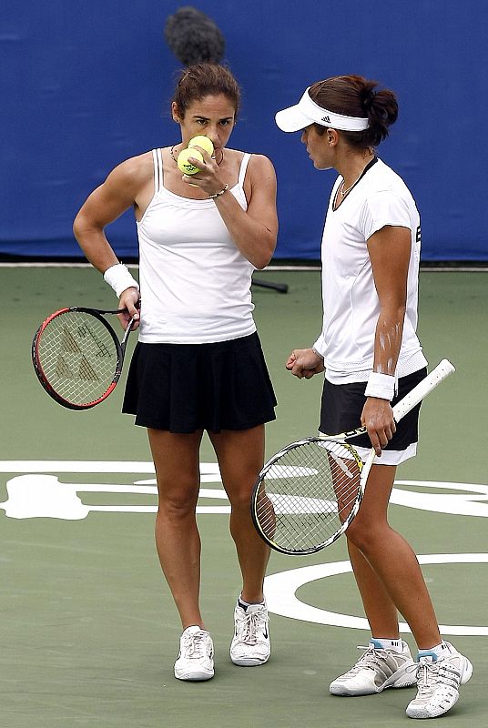 La española Virginia Ruano y su compañera Anabel Medina, durante la final de dobles femeninos de tenis de los Juegos Olímpicos contra las estadounidenses Venus y Serena Williams y que finalizó con la victoria de las norteamericanas por 6-2 y 6-0.