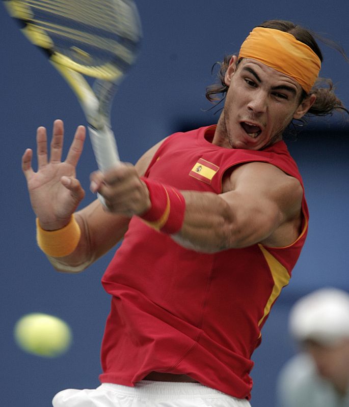 El tenista español Rafa Nadal golpea la pelota durante la final individual masculina de los Juegos Olímpicos de Pekin que ha disputado contra el chileno Fernando González.