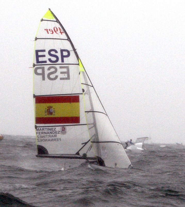 Momento en el que la embarcación de los españoles de la clase 49er Iker Martinez y Xabier Fernández superan a la de los italianos Pietro y Gianfranco Sibello, que acababan de volcar.