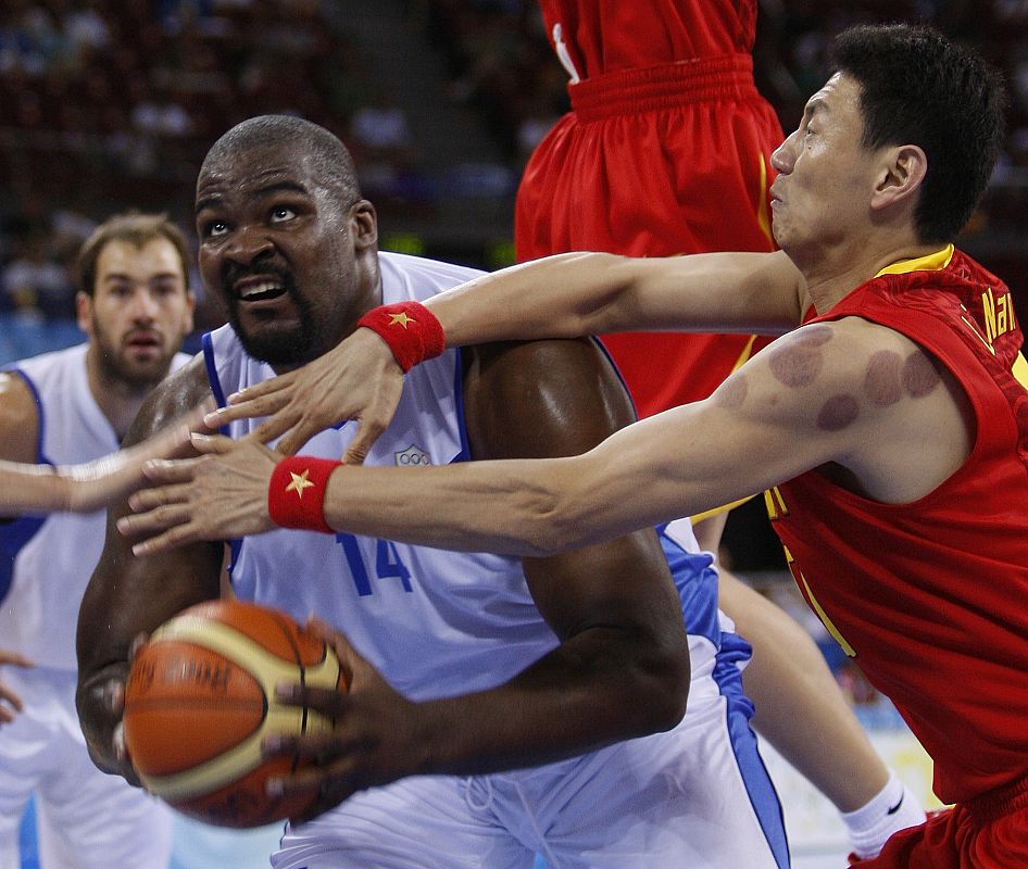 El griego Sofoklis Schortsanitis, luchando un balón en el partido de baloncesto que les ha enfrentado a los chinos.