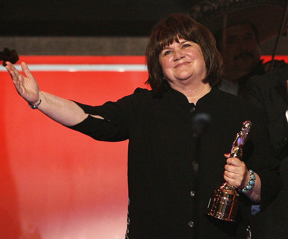 La compositora Linda Ronstadt recibió el premio ALMA en honor a toda su carrera de la mano de Plácido Domingo