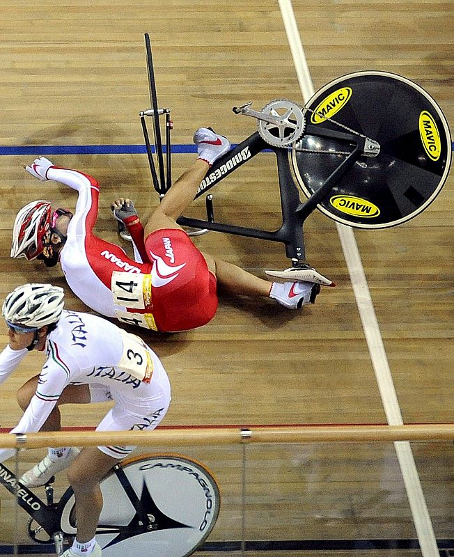 La ciclista japonesa cae al suelo durante la prueba de puntuación femenina en pista.