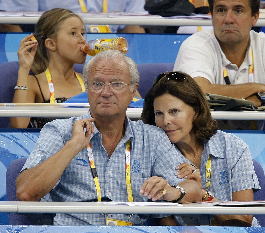 El príncipe sueco Carl Philip y su esposa la reina Silvia asisten al partido de cuartos de final de voleibol entre Noruega y Suecia.