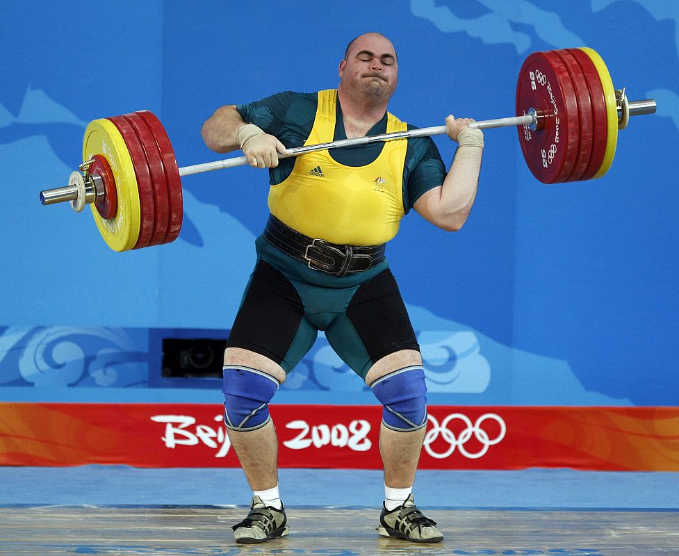 El australiano Damon Kelly se desequilibra durante la competición de halterofilia +105kg.