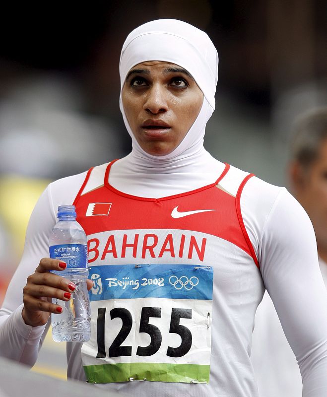 La atleta de Bahrein Roqaya Al-Gassra, vestida con un traje que le cubre todo el cuerpo, ha ganado su serie en 200 metros.