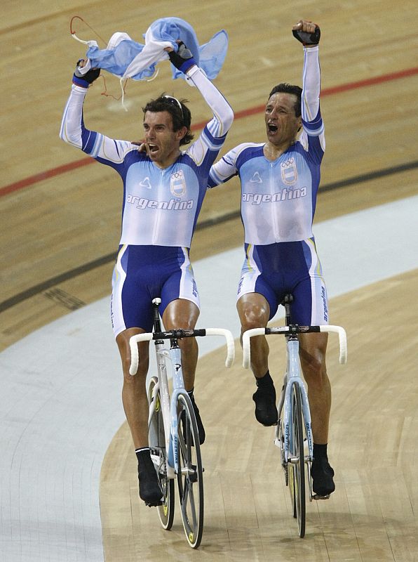 Los argentinos Juan Esteban Curuchet y Walter Fernando Pérez celebran la medalla de oro de ciclismo en pista en la modalidad Madison.