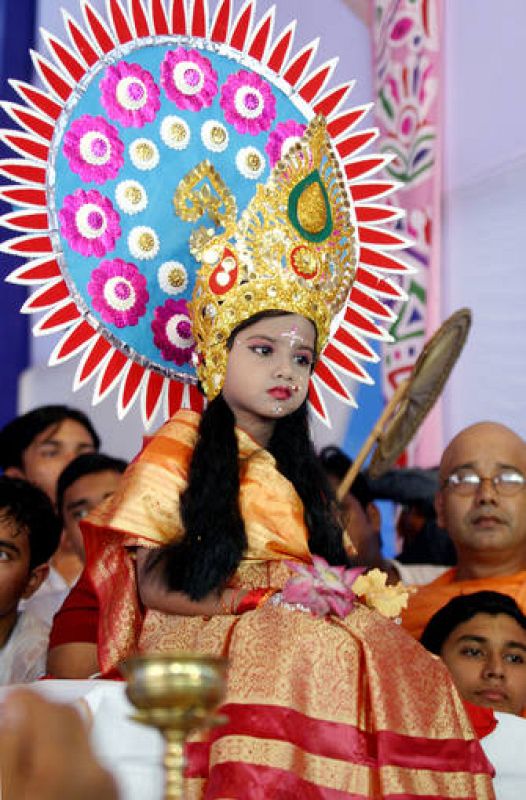 Las niñas ostentan su 'cargo' como diosas hasta que tienen su primera menstruación. Después, son reemplazadas por otra menor que cumpla los requisitos que impone la tradición. 