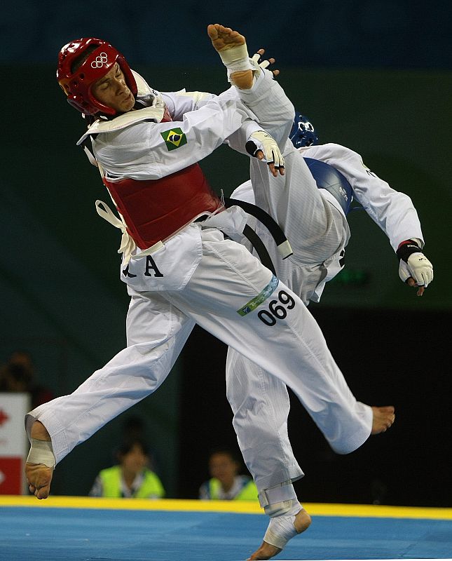 El taekwondista iraní Reza Naderian combate con el brasileño Marcio Ferreira en la primera ronda de la categoria de -58 kg.