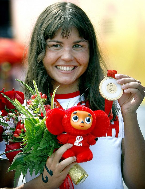 La rusa Larisa Ilchenko enseña la medalla de oro que ganó en la prueba de maratón femenino de natación (10 kms.).