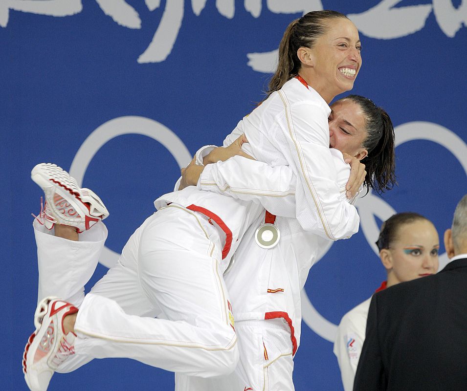 Las españolas Gemma Mengual y Andrea Fuentes celeban en el podio con la medalla de plata en la final de la modalidad de dúos de natación sincronizada.