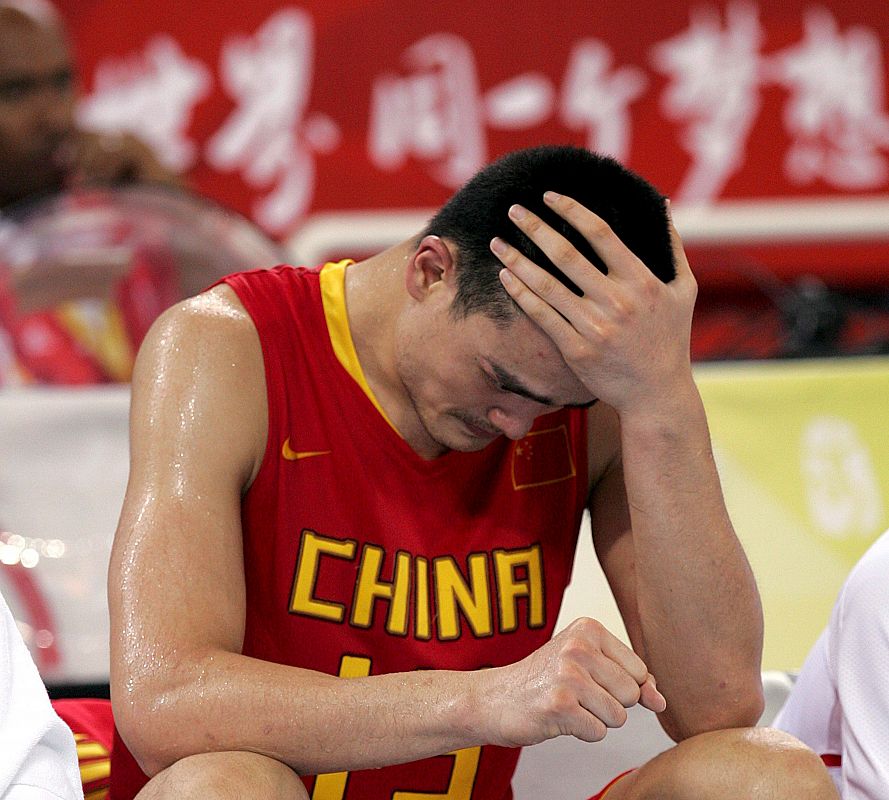 Yao Ming se lamenta de la derrota de su equipo frente a Lituania por 94-68 en su partido de cuartos de final.