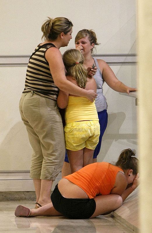 Los familiares de las víctimas lloran en la terminal T-4 del aeropuerto de Barajas