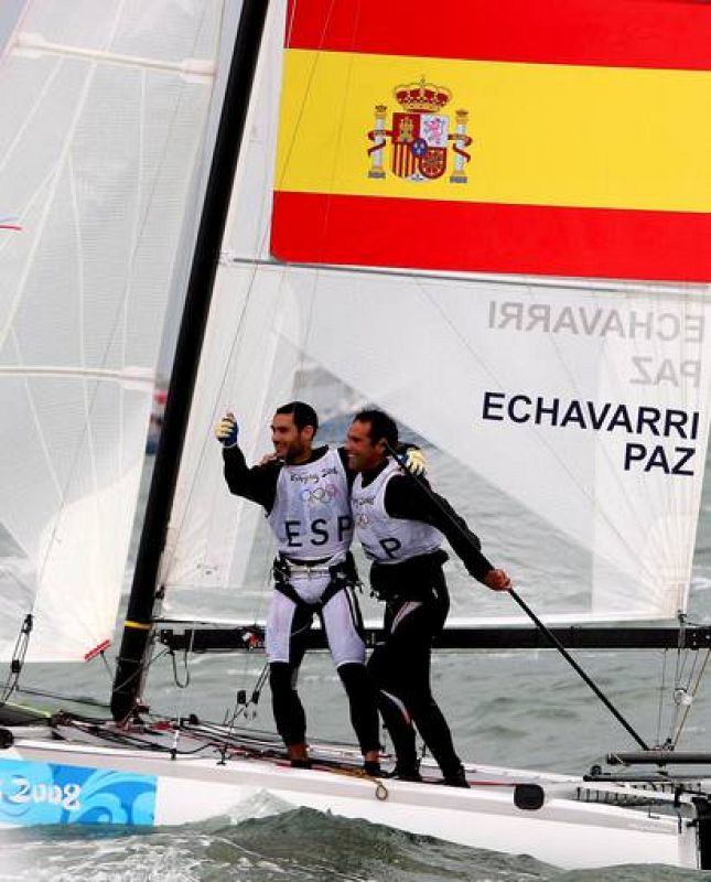 Los regatistas españoles han quedado por delante de los australianos Darren Bundock y Glenn Ashby, que han conseguido la medalla de plata, y los argentinos Santiago Lange y Carlos Espínola, que se han hecho con el bronce. 