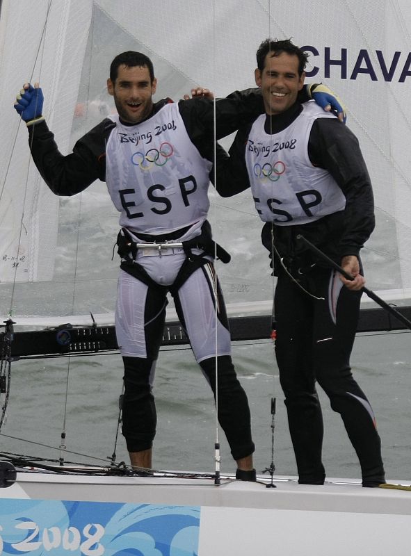 Fernando Echávarri y Anton Paz han dedicado su medalla de oro, undécima medalla para España, a las víctimas y familiares del accidente del aeropuerto de Barajas.