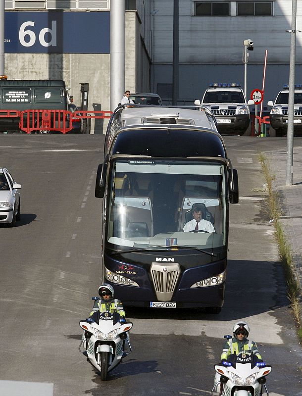 Familiares de las víctimas del accidente de Barajas abandonan en autobús el pabellón 6 de IFEMA