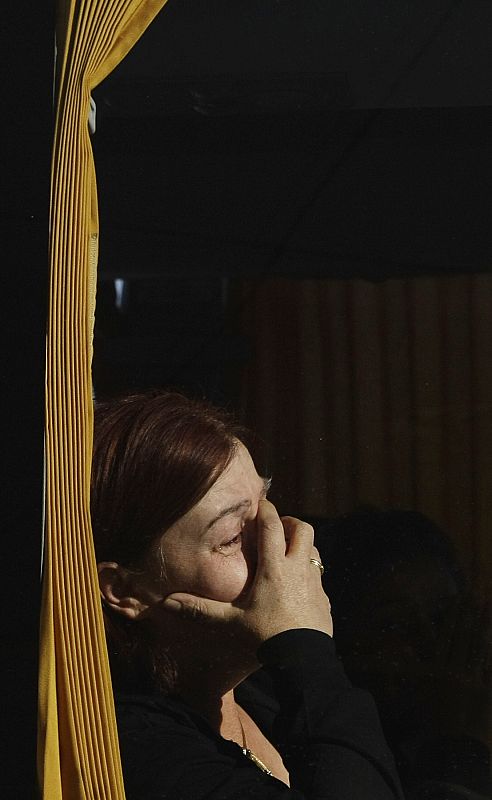 Una familiar llora desconsolada por la tragedia de Barajas