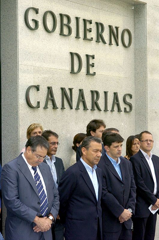 También se ha realizado un paro en la sede del Gobierno de Canarias. El presidente del Gobierno canario, Paulino Rivero, y el consejero de Medio Ambiente y Ordenación Territorial, Domingo Berriel, junto con trabajadores en la concentración.