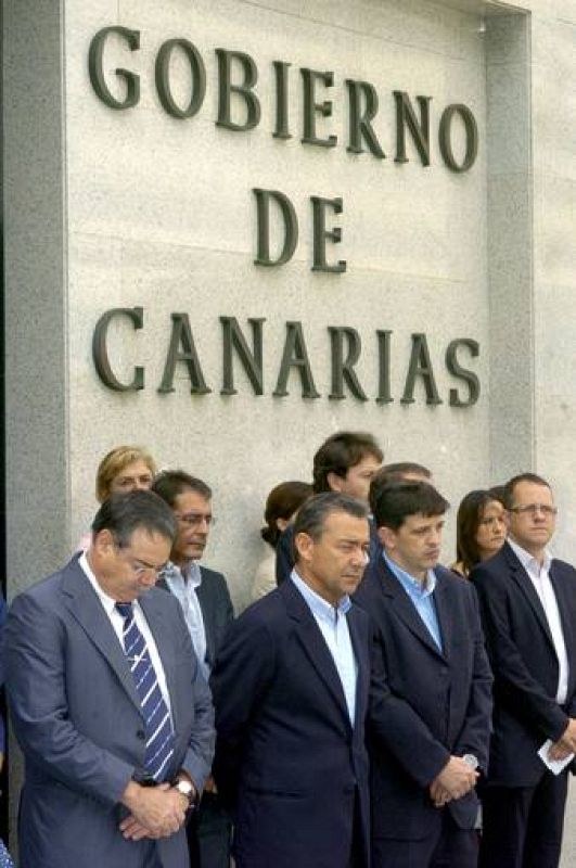 También se ha realizado un paro en la sede del Gobierno de Canarias. El presidente del Gobierno canario, Paulino Rivero, y el consejero de Medio Ambiente y Ordenación Territorial, Domingo Berriel, junto con trabajadores en la concentración. 