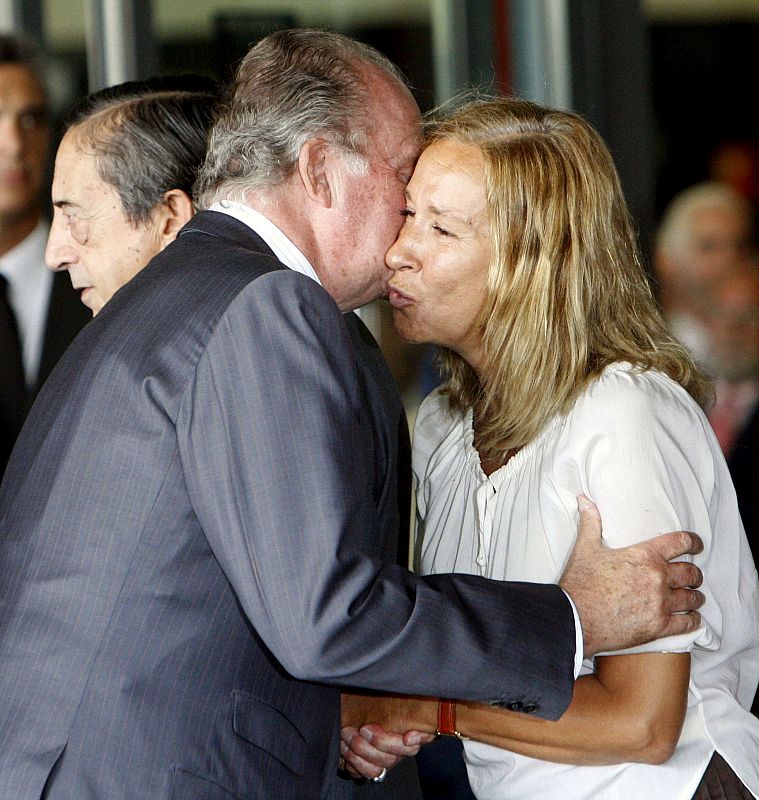 Allí, Don Juan Carlos ha saludado a la directora general de Protección Civil del Ministerio del Interior, Pilar Gallego.