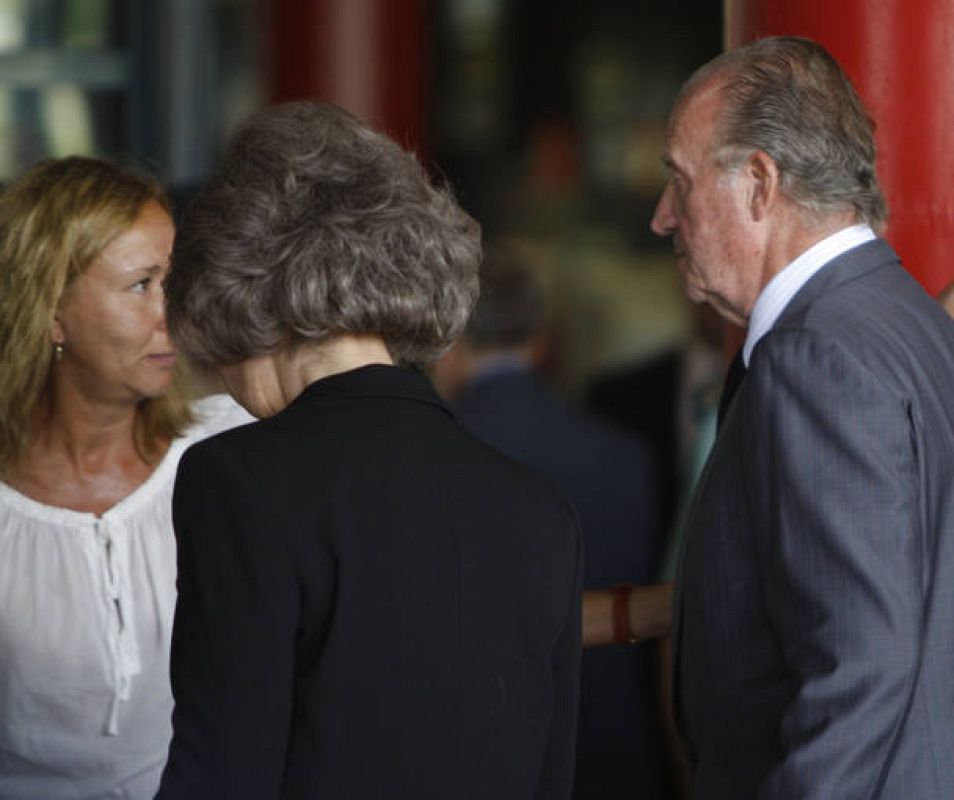 Las condolencias y apoyos se han sucedido durante toda la mañana. Los Reyes han acudido a IFEMA a visitar a los familiares de las víctimas del accidente. 