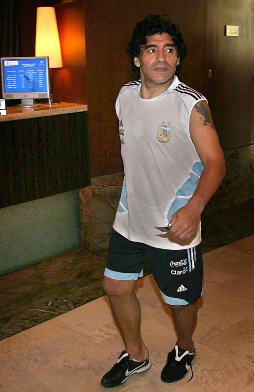 El ex futbolista Diego Armando Maradona, a su llegada al hotel de la conentraciòn del equipo argentino.