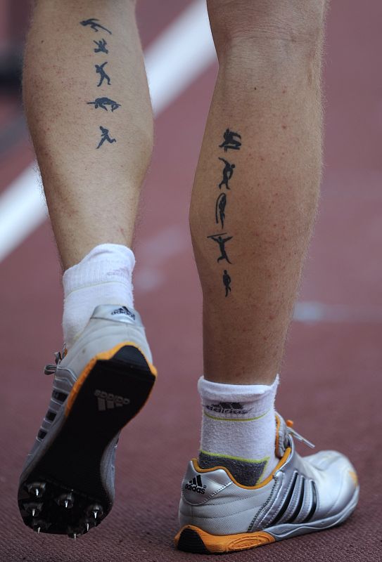 El atleta bielorruso Andrei Krauchanka luce unos tatuajes con los pictogramas de las diferentes pruebas de decatlón.