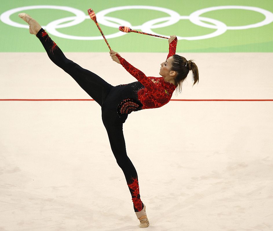 Almudena Cid ejecuta su ejercicio de mazas en la ronda de clasificación del concurso individual de gimnasia rítmica.