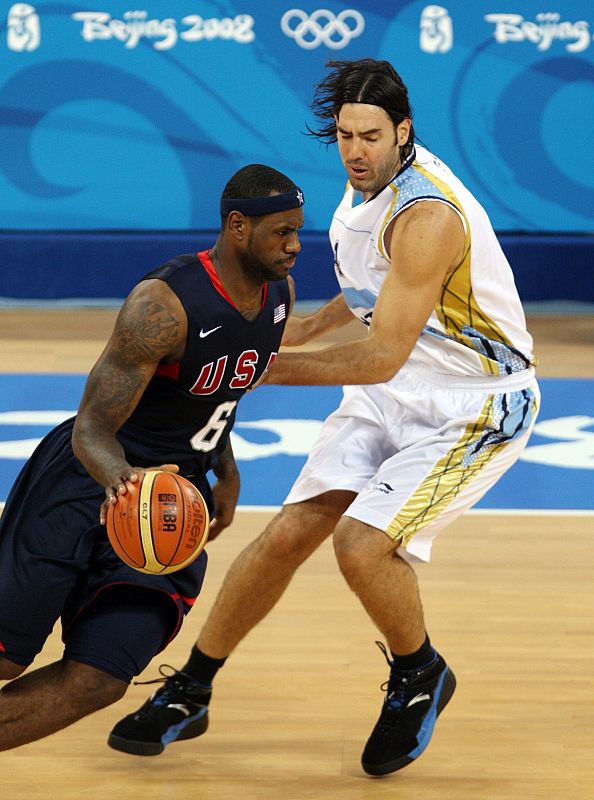 El estadounidense Lebron James disputa el balón ante la marca del argentino Luis Scola.