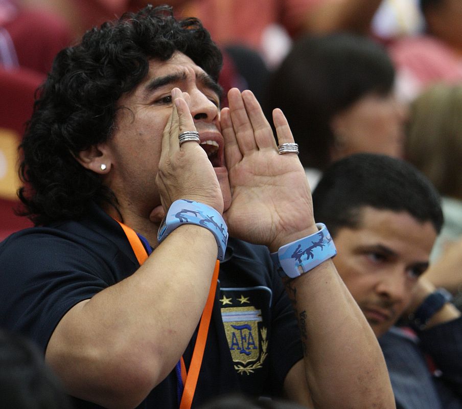 Maradona anima a la selección argentina de baloncesto.