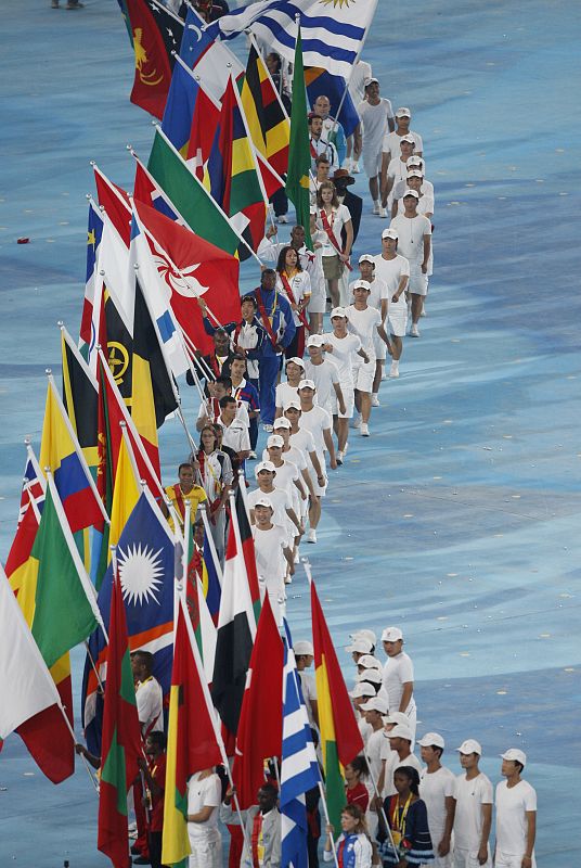 Los abanderados de los países participantes, liderados por la grisga Hrysopiyi Devetzi, camino del centro del estadio.