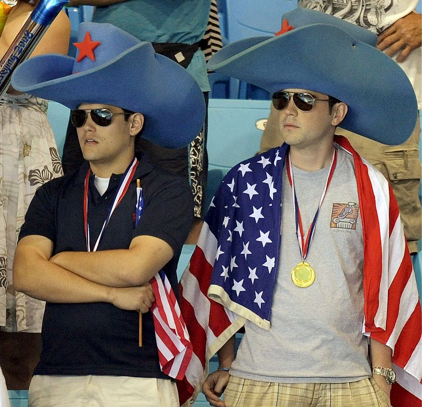Espectadores estadounidenses durante la final olímpica de baloncesto.