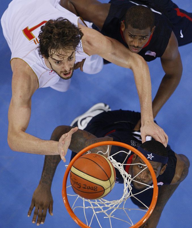 Pau Gasol, Lebron James y Chris Paul miran como el balón, lanzado por el pivot español, entra por el aro