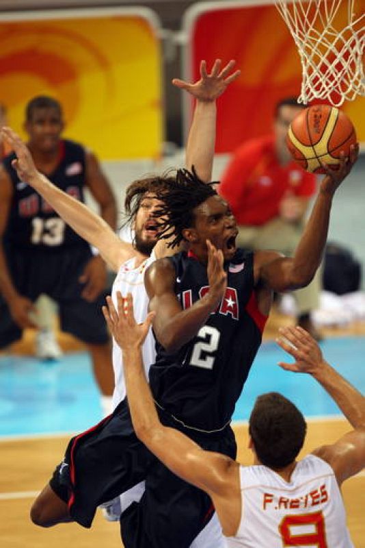 Marc Gasol,detrás; y Felipe Reyes intentan frenar al estadounidense Chris Bosh