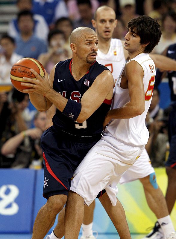 El joven catalán Ricky Rubio presiona al estadounidense Jason Kidd