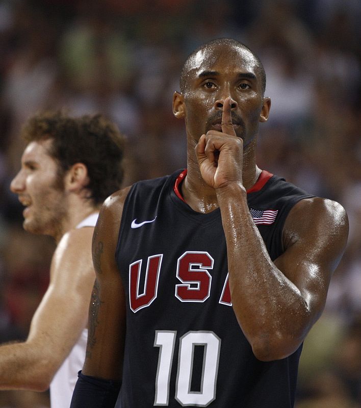 El jugador estadounidense Kobe Bryant hace un gesto de silencio a la grada.